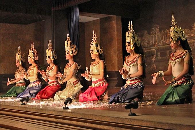 thức các điệu múa trong trang phục truyền thống của người Campuchia