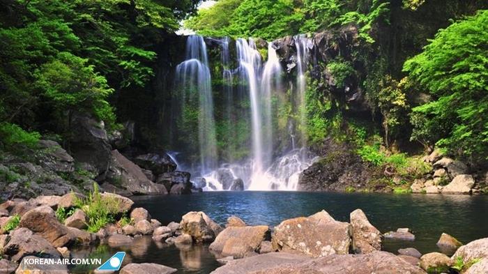Thác nước tự nhiên trên đảo Jeju