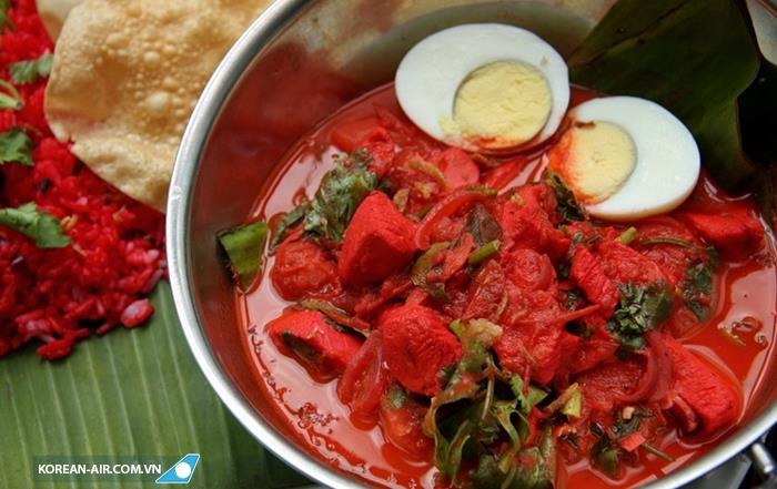 Đúng như cái tên và màu đỏ của nó, Curry Delvi sẽ khiến bạn phải lè lưỡi