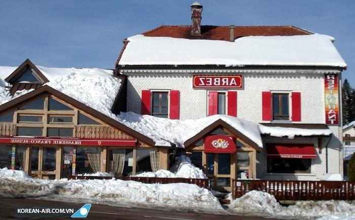 quán bar Arbez là nó nằm ở đường biên giới giữa Pháp và Thụy sĩ